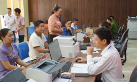 Đặc khu Cát Hải làm xuyên trưa hỗ trợ thủ tục cho người dân trên đảo