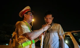 CSGT kiểm tra tài xế trên cao tốc.