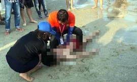 Lực lượng cứu hộ kịp thời đưa một nam sinh lên bờ.