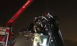 Tìm thấy 2 thi thể trong vụ Mercedes lao xuống sông Hồng