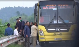 Cận cảnh xe giường nằm bắt khách giữa cao tốc Nội Bài - Lào Cai