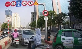 Phạt nguội hàng loạt ô tô đi ngược chiều trên cầu vượt