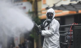 Lực lượng chức năng khử trùng, tiêu độc hàng loạt khách sạn trên địa bàn quận Hoàn Kiếm.