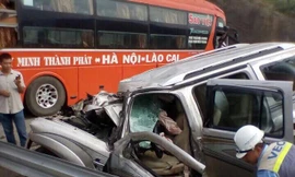 Xế hộp đối đầu ô tô khách trên cao tốc Nội Bài - Lào Cai