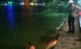 Người đàn ông nghi 'ngáo đá' nhảy xuống hồ Gươm... tìm con