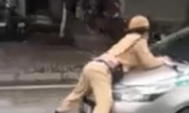 Hình ảnh CSGT bị hất lên nắp capo chiều 19/3.