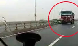 Tước bằng lái tài xế xe tải đi ngược chiều trên đại lộ Thăng Long