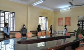 5 cô gái cùng nhóm bạn nam sử dụng ma túy trong khách sạn.