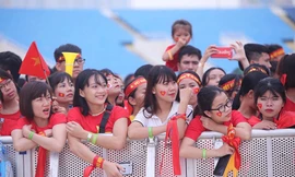 Olympic VN tới Mỹ Đình, hàng nghìn cổ động viên háo hức đợi giao lưu