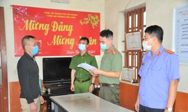 Cơ quan điều tra đọc lệnh khởi tố, bắt tạm giam đối với Đào Anh Tuấn. Ảnh: CAHD