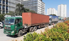 Xe tải "khủng" chứa hàng trăm bao nguyên liệu thuốc bắc, trọng lượng hàng chục tấn