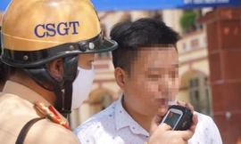 CSGT dùng ống thổi một lần kiểm tra nồng độ cồn tài xế.