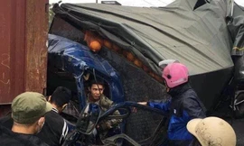 Người dân giải cứu tài xế xe tải trong vụ tai nạn.