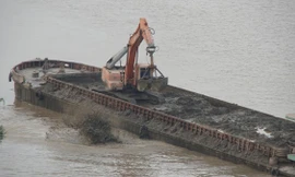 Vụ tàu xả thải xuống sông Hồng: Điều chuyển 3 CSGT