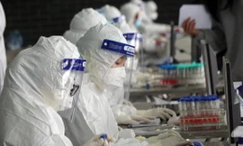 Lực lượng y tế lấy mẫu xét nghiệm cho người dân ở TP Hải Dương.