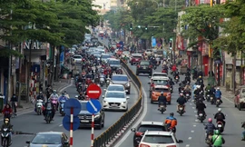 Phố phường Hà Nội nhộn nhịp trở lại trước ngày hết cách ly xã hội