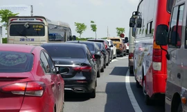 Quá tải tại bến phà, du khách có thể phải ngủ lại trên đảo Cát Bà 