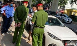 Cảnh sát làm việc với tài xế chống người thi hành công vụ.