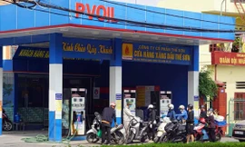 Một ngày 3 lần đi xếp hàng mới đổ được bình xăng