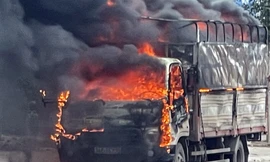 Chiếc xe tải bốc cháy dữ dội trên QL18.