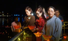 Hải Phòng: Thả hoa đăng tưởng nhớ các chiến sỹ tàu không số