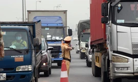 CSGT phối hợp liên ngành kiểm soát phương tiện ra vào tỉnh Bắc Ninh