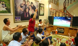 Gia đình Văn Toàn dựng màn hình 'khủng' cổ vũ tuyển Việt Nam