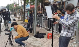 Phóng viên quốc tế vây kín khách sạn Marriott trước giờ đón ông Trump