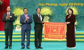 Các cá nhân tập thể được trao bằng khen, cờ thi đua.