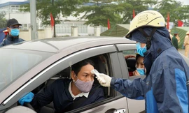 CSGT phối hợp liên ngành kiểm tra thân nhiệt tài xế trên cao tốc