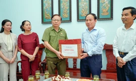 Bí thư Thành ủy Hải Phòng Lê Tiến Châu thăm, tặng quà gia đình liệt sỹ 