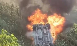 Tài xế thoát nạn khi ô tô lao xuống vực, bốc cháy