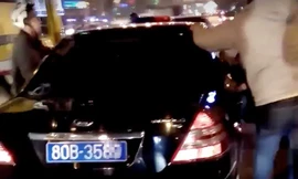 Người dân truy đuổi ôtô biển xanh gây tai nạn bỏ chạy