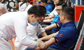 Hàng trăm bạn trẻ Hải Dương san sẻ giọt máu nghĩa tình