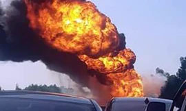 Chiếc xe bồn cháy dữ dội trên cao tốc Hà Nội - Hải Phòng. Ảnh: OFF