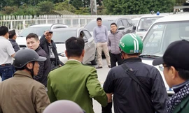 Cảnh sát mời người bán vé giả trước sân Mỹ Đình về trụ sở sáng 19/11.