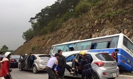 Tin mới nhất về vụ xe khách chở 39 người đâm vào vách núi 