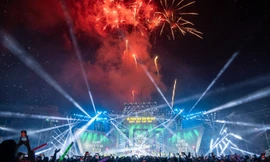 Biển người tới xem pháo hoa lần đầu bắn dịp Tết dương lịch ở Hải Phòng