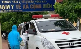 Lực lượng y tế làm nhiệm vụ tại xã Cộng Hiền, huyện Vĩnh Bảo.