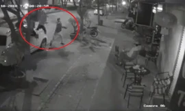 Hình ảnh nhóm thanh niên ném đá như mưa vào quán cà phê trên đường Nguyễn Quý Đức (Thanh Xuân, Hà Nội).