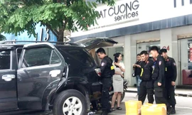 Nhiều thùng hàng được mang ra khỏi Trung tâm bảo hành của Nhật Cường hôm 9/5. Ảnh: VnExpress