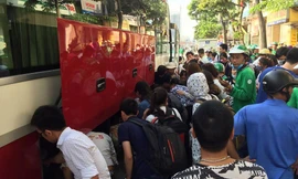 Né CSGT, ô tô dừng giữa đường trả khách, giao thông Hà Nội tê liệt