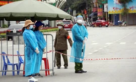 Tổ kiểm soát COVID-19 tại chốt phong tỏa TP Chí Linh. Ảnh: Tư liệu