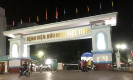 Cảnh sát được huy động đảm bảo trật tự trước cổng Bệnh viện Hữu nghị Việt Tiệp tối 6/7.