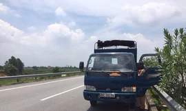 Kẻ trộm lao thẳng xe tải vào cảnh sát, một người bị thương