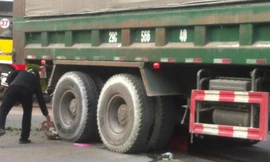 Người phụ nữ gãy gập đôi chân dưới bánh xe “hổ vồ” 