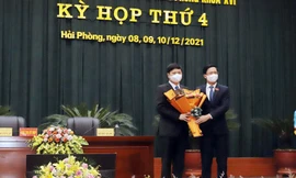 Ông Phạm Văn Lập - Chủ tịch HĐND TP Hải Phòng tặng hoa chúc mừng ông Hoàng Minh Cường, tân Phó Chủ tịch UBND thành phố.