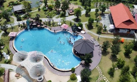 Bể bơi trong Khu du lịch BigSun.