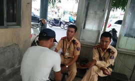 Lê Văn P sau khi được CSGT giải cứu. 