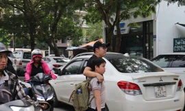 Sau vụ bé trai tử vong trên ôtô, nhiều phụ huynh trường Gateway tự đưa đón con